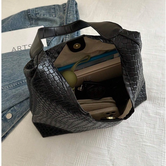 Luxe Vegan Leather Textured Shoulder Bag Set - Picture 6 of 10